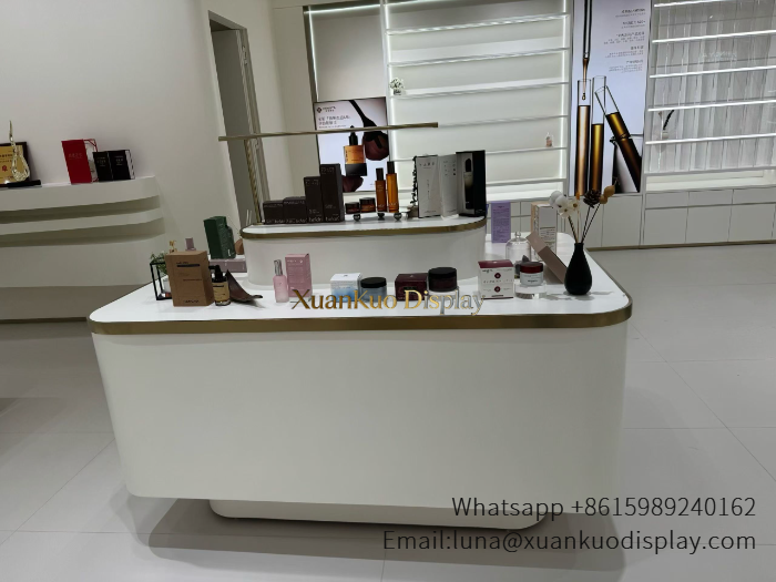 Skincare Display Island Counter Gold Edge Curved Two-Tier Central Demo Fixture For Cosmetic Retail Boutique